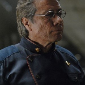 Edward James Olmos in una scena dell'episodio 'He Who Believeth in Me' della quarta stagione di Battlestar Galactica