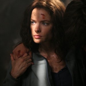 Gina Holden nei tunnel della miniera, da sostegno a suo fratello nell'episodio 'Wendigo'