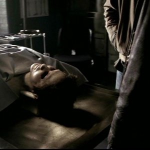 il cadavere di una vittima uccisa dallo spirito vendicativo di Bloody Mary nell'episodio 'Terrore allo specchio' di Supernatural