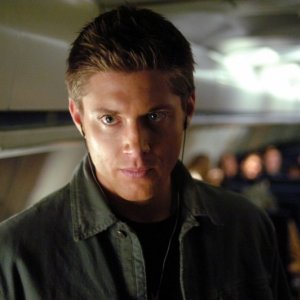 Il personaggio di Jensen Ackles, Dean Winchester, scopre che il pilota dell'aereo è posseduto nell'episodio 'Phantom Traveller' di Supernatural