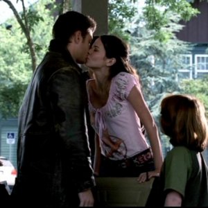 Il personaggio interpretato da Amy Acker da un bacio d'addio a Jensen Ackles per ringraziarlo di aver salvato la vita di suo figlio in 'Morte nell'acqua'