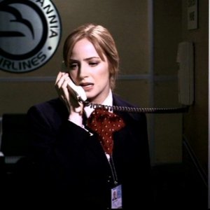 Jaime Ray Newman mentre è al telefono con Dean che cerca di impedirle di salire a bordo dell'aereo in 'Il fantasma dell'aria'