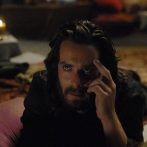 James Callis in una scena dell'episodio 'He Who Believeth in Me' della quarta stagione di Battlestar Galactica