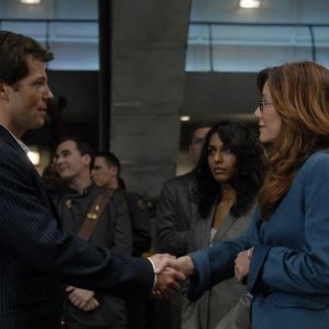 Jamie Bamber e Mary McDonnell in una scena dell'episodio 'Six of One' della quarta stagione di Battlestar Galactica