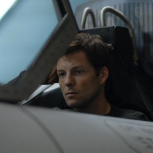 Jamie Bamber in una scena dell'episodio 'Six of One' della quarta stagione di Battlestar Galactica