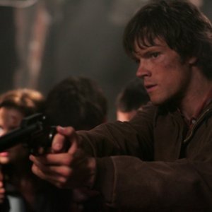 Jared Padalecki conduce la famiglia Collins verso l'uscita della miniera nell'episodio 'Wendigo'