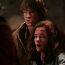 Jared Padalecki e Gina Holden nei tunnel della miniera, covo del Wendigo che ha catturato i loro fratelli nell'episodio Wendigo
