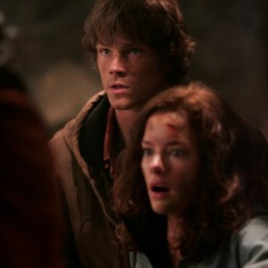 Jared Padalecki e Gina Holden nei tunnel della miniera, covo del Wendigo che ha catturato i loro fratelli nell'episodio Wendigo