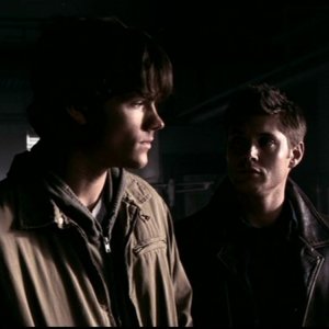 Jared Padalecki e Jensen Ackles nei panni dei fratelli Winchester durante le indagini dell'episodio 'Bloody Mary'