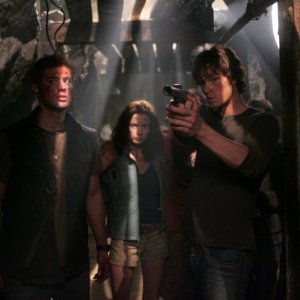 Jared Padalecki, Jensen Ackles e Gina Holden mentre cercano di uscire dalla miniera dove si aggira il mostro nell'episodio 'Wendigo'