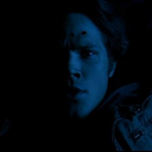 Jared Padalecki, nei panni di Sam Winchester, mentre sta rivivendo un ricordo in un incubo terrificante nell'episodio 'Bloody Mary'