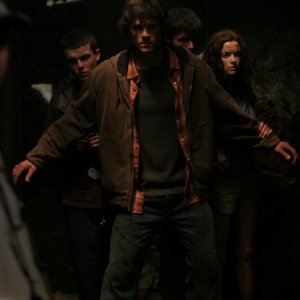 Jared Padalecki protegge la famiglia Collins dal mostro che si aggira nei tunnel della miniera in 'Wendigo'