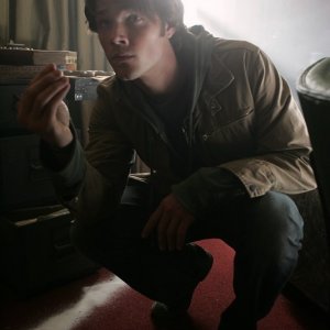 Jared Padalecki scopre che suo padre ha preso delle precauzioni contro gli spiriti maligni creando un cerchio di sale in 'la caccia ha inizio'