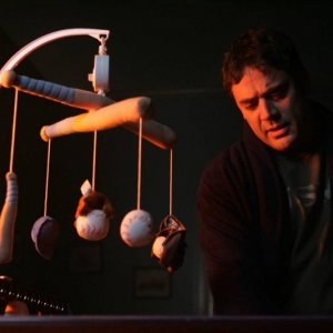 Jeffrey Dean Morgan osserva il piccolo Sammy nella sua culla dopo aver udito l'urlo di sua moglie nel pilot di Supernatural