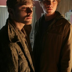 Jensen Ackels e Jared Padalecki hanno finalmente trovato una traccia da seguire per ritrovare il padre misteriosamente scomparso nel pilot di Supernatural