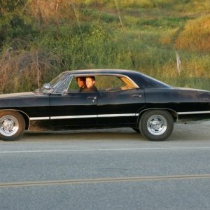 Jensen Ackels e Jared Padalecki nell'auto di famiglia, una Chevy Impala del '67, nel pilot di Supernatural