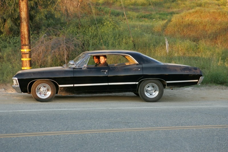 Jensen Ackels e Jared Padalecki nell'auto di famiglia, una Chevy Impala del '67, nel pilot di Supernatural