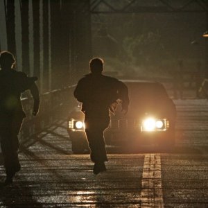 Jensen Ackels e Jared Padalecki scappano dal fantasma che si è impossessato dell'Impala nel pilot di Supernatural