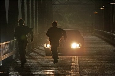 Jensen Ackels e Jared Padalecki scappano dal fantasma che si è impossessato dell'Impala nel pilot di Supernatural