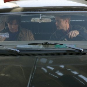 Jensen Ackels e Jared Padalecki seduti nell'Impala, mentre discutono su come procedere le indagini nell'episodio 'la caccia ha inizio'