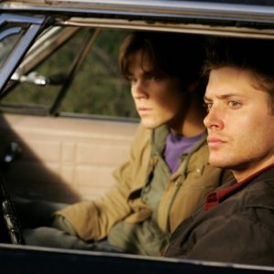 Jensen Ackels e Jared Padalecki si accostano alla scena di un crimine nell'episodio pilota di Supernatural