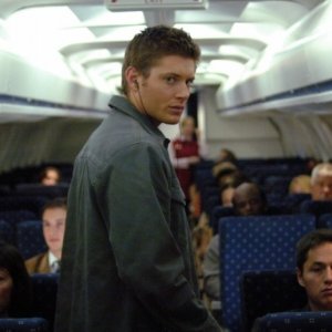 Jensen Ackles a bordo di un aereo che sta per precipitare nell'episodio 'Il fantasma dell'aria' di Supernatural