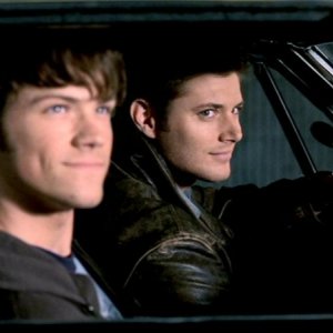 Jensen Ackles e Jared Padalecki a bordo dell'Impala mentre stanno per lasciare la città in 'Morte nell'acqua'