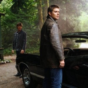 Jensen Ackles e Jared Padalecki arrivano sul luogo delle loro prossime indagini nell'episodio 'Death in the Water'
