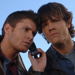 Jensen Ackles e Jared Padalecki ascoltano il messaggio nella segreteria telefonica del padre alla fine dell'episodio 'Il fantasma dell'aria'