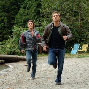 Jensen Ackles e Jared Padalecki corrono in soccorso di un uomo che sta per cadere vittima dello spirito del lago in 'Morte nell'acqua'
