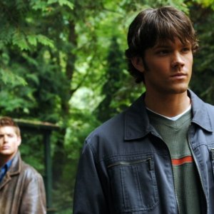 Jensen Ackles e Jared Padalecki nell'episodio 'Morte nell'acqua' si apprestano a interrogare la famiglia di una vittima