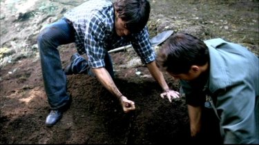 Jensen Ackles e Jared Padalecki portano alla luce i resti di una bicicletta che apparteneva al bambino il cui spirito infesta le acque del lago in 'Morte nell'acqua'