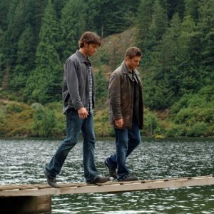 Jensen Ackles e Jared Padalecki si allontanano dopo aver cercato di ottenere delle informazioni dal padre di una vittima nel terzo episodio di Supernatural