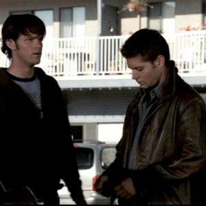 Jensen Ackles e Jared Padalecki si preparano a lasciare la città nell'episodio 'Death in the Water'