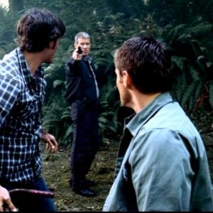 Jensen Ackles e Jared Padalecki si trovano sotto la minaccia dello sceriffo che non vuole che la verità venga a galla in 'Death in the Water' di Supernatural
