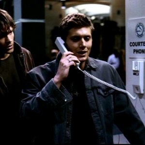 Jensen Ackles e Jared Padalecki tentano di impedire alla prossima vittima di salire a bordo di un aereo perseguitato da un demone nell'episodio 'Phantom traveller'