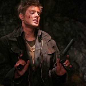 Jensen Ackles ha appena trovato due lanciarazzi da utilizzare per uccidere il mostro nell'episodio Wendigo di Supernatural