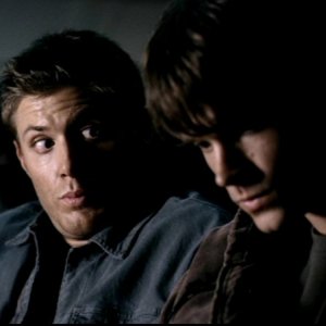 Jensen Ackles mostra i primi segni di irrequietezza mentre l'areo sta per decollare nell'episodio 'Il fantasma dell'aria'