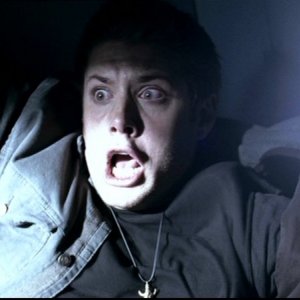 Jensen Ackles nei panni di Dean Winchester, in preda al panico mentre l'aero sta precipitando nell'episodio 'Phantom Traveller'