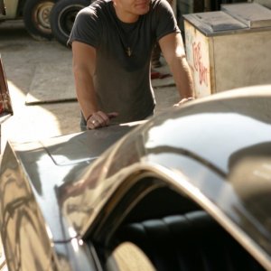 Jensen Ackles rifornisce di benzina la fedele Impala nell'episodio pilota di Supernatural