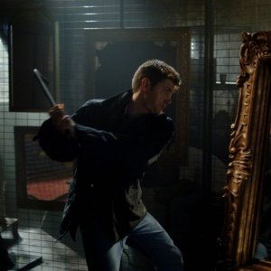 Jensen Ackles sta per mandare in mille pezzi lo specchio infestato dallo spirito di Bloody Mary nell'episodio 'Terrore allo specchio'