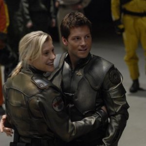 Katee Sackhoff e Jamie Bamber in una scena dell'episodio 'He Who Believeth in Me' della quarta stagione di Battlestar Galactica