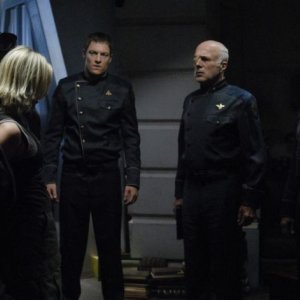 Katee Sackhoff, Edward James Olmos, Michael Hogan e Tahmoh Penikett in una scena dell'episodio 'Six of One' della quarta stagione di Battlestar Galactica