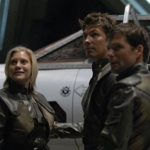 Katee Sackhoff, Jamie Bamber e Michael Trucco in una scena dell'episodio 'He Who Believeth in Me' della quarta stagione di Battlestar Galactica