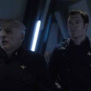 Michael Hogan e Tahmoh Penikett in una scena dell'episodio 'Six of One' della quarta stagione di Battlestar Galactica