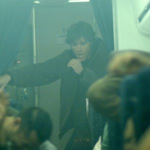 Sam, il personaggio di Jared Padalecki, cerca di completare l'esorcismo del demone prima che l'aereo precipiti nell'episodio 'Phantom Traveller' 