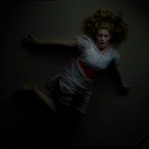 Samantha Smith bloccata sul soffitto in procinto di morire nel pilot di Supernatural