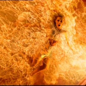 Samantha Smith prende fuoco mentre è bloccata sul soffitto nell'episodio 'la caccia ha inizio'