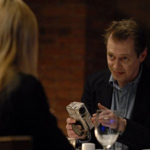 Steve Buscemi e Sienna Miller (di spalle) in una scena del film Interview