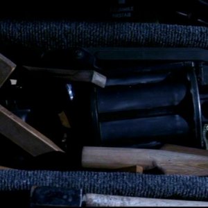 Alcune delle armi nascoste nel portabagagli dell'auto dei Winchester nella serie Supernatural